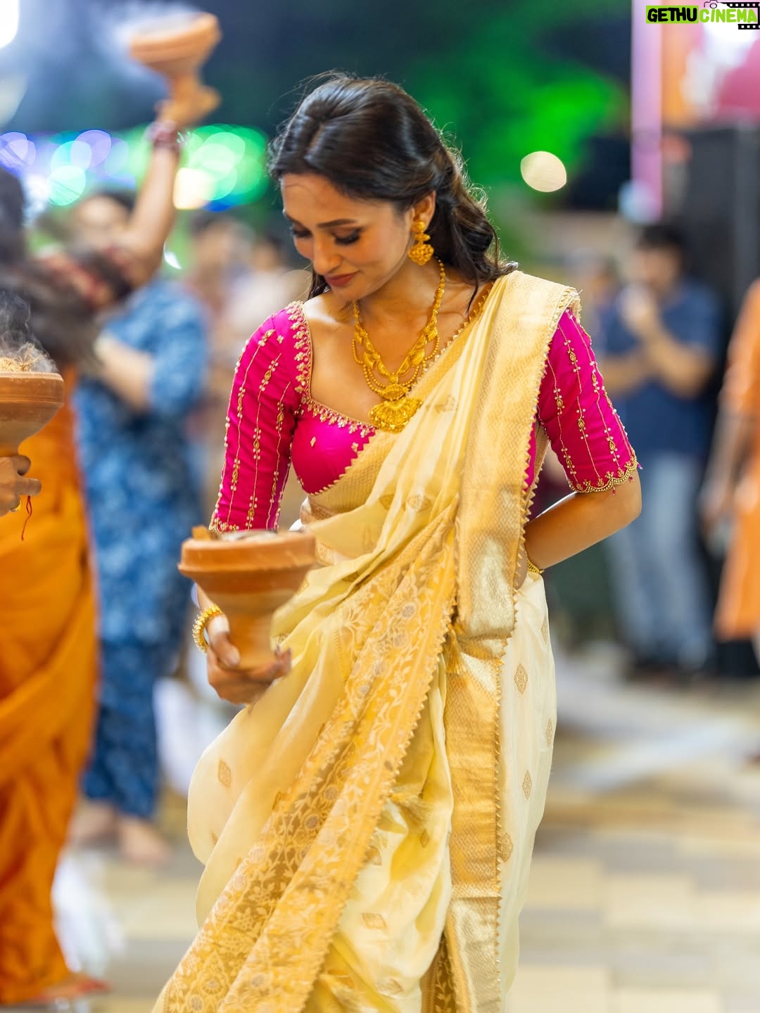Mimi Chakraborty - 119.1K Likes - আসছে বছর আবার হবে
তোমার আসার অপেক্ষায় রইলাম মা ।

শুভ বিজয়া।
