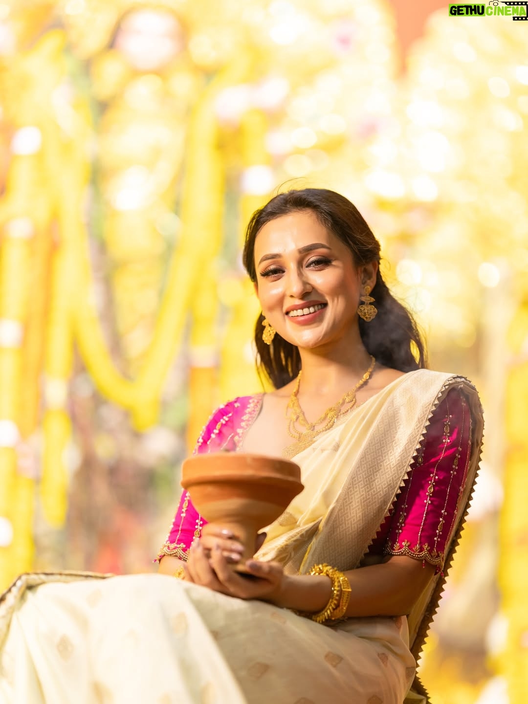 Mimi Chakraborty - 119.1K Likes - আসছে বছর আবার হবে
তোমার আসার অপেক্ষায় রইলাম মা ।

শুভ বিজয়া।
