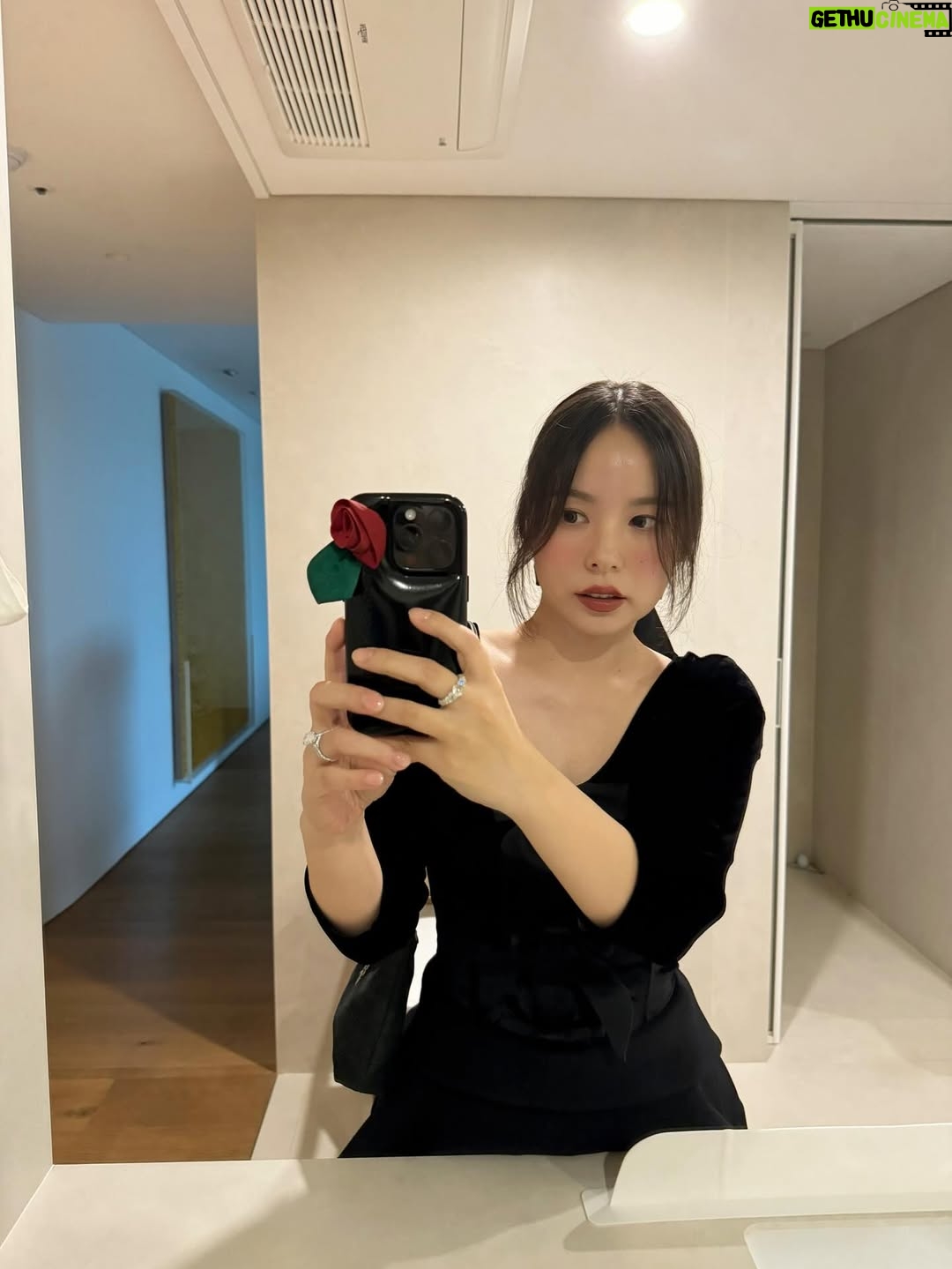Min Hyo-rin - 240.5K Likes - 안녕하세요 민효린이에요🤗
엄마로서 지내는 저의 모습도 많이 응원해 주세요🫶🏻
날씨가 많이 쌀쌀해졌어요 모두 건강 유의하세요💕