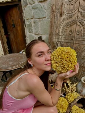 Miray Akay Instagram - “Immortelle” 🌼