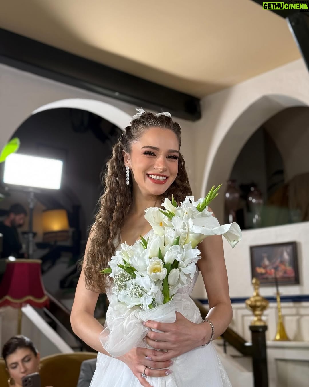 Miray Daner - 443.2K Likes - Zeynep Leto’ya ve Hudutsuz Sevda’ya veda zamanı. Bu hikayeyi mümkün kılan tüm yaratıcı ekibe, bu yolculuk boyunca kamera önü ve arkasında birlikte emek verdiğimiz tüm ekip arkadaşlarıma; birlikte geçirdiğimiz zamanlar, kurduğumuz dostluklar ve emekleriniz için çok teşekkür ederim.
Sizleri çok seviyorum 🤍
Ve son olarak, iki sezon boyunca bizi yalnız bırakmayan, varlığını her daim hissettiren izleyicilerimize sonsuz sevgi ve teşekkürlerimle ✨