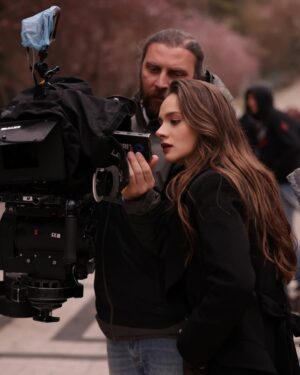 Miray Daner Instagram - Zeynep Leto’ya ve Hudutsuz Sevda’ya veda zamanı. Bu hikayeyi mümkün kılan tüm yaratıcı ekibe, bu yolculuk boyunca kamera önü ve arkasında birlikte emek verdiğimiz tüm ekip arkadaşlarıma; birlikte geçirdiğimiz zamanlar, kurduğumuz dostluklar ve emekleriniz için çok teşekkür ederim.
Sizleri çok seviyorum 🤍
Ve son olarak, iki sezon boyunca bizi yalnız bırakmayan, varlığını her daim hissettiren izleyicilerimize sonsuz sevgi ve teşekkürlerimle ✨
