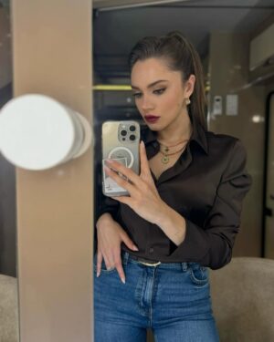 Miray Daner Instagram - Zeynep Leto’ya ve Hudutsuz Sevda’ya veda zamanı. Bu hikayeyi mümkün kılan tüm yaratıcı ekibe, bu yolculuk boyunca kamera önü ve arkasında birlikte emek verdiğimiz tüm ekip arkadaşlarıma; birlikte geçirdiğimiz zamanlar, kurduğumuz dostluklar ve emekleriniz için çok teşekkür ederim.
Sizleri çok seviyorum 🤍
Ve son olarak, iki sezon boyunca bizi yalnız bırakmayan, varlığını her daim hissettiren izleyicilerimize sonsuz sevgi ve teşekkürlerimle ✨