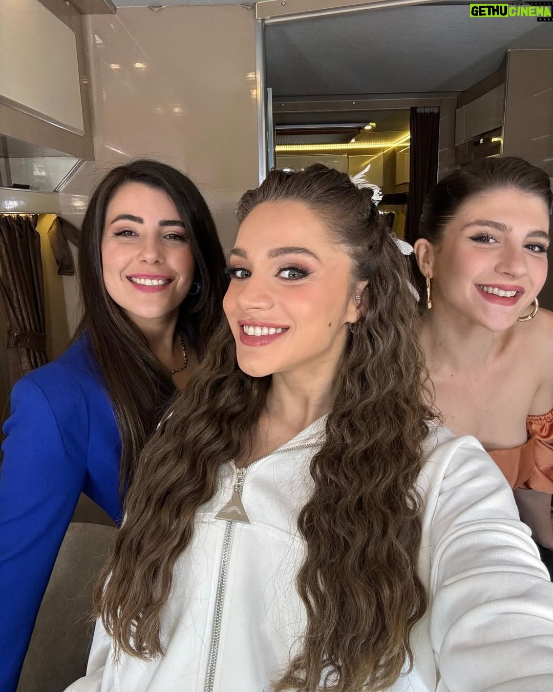 Miray Daner - 443.2K Likes - Zeynep Leto’ya ve Hudutsuz Sevda’ya veda zamanı. Bu hikayeyi mümkün kılan tüm yaratıcı ekibe, bu yolculuk boyunca kamera önü ve arkasında birlikte emek verdiğimiz tüm ekip arkadaşlarıma; birlikte geçirdiğimiz zamanlar, kurduğumuz dostluklar ve emekleriniz için çok teşekkür ederim.
Sizleri çok seviyorum 🤍
Ve son olarak, iki sezon boyunca bizi yalnız bırakmayan, varlığını her daim hissettiren izleyicilerimize sonsuz sevgi ve teşekkürlerimle ✨