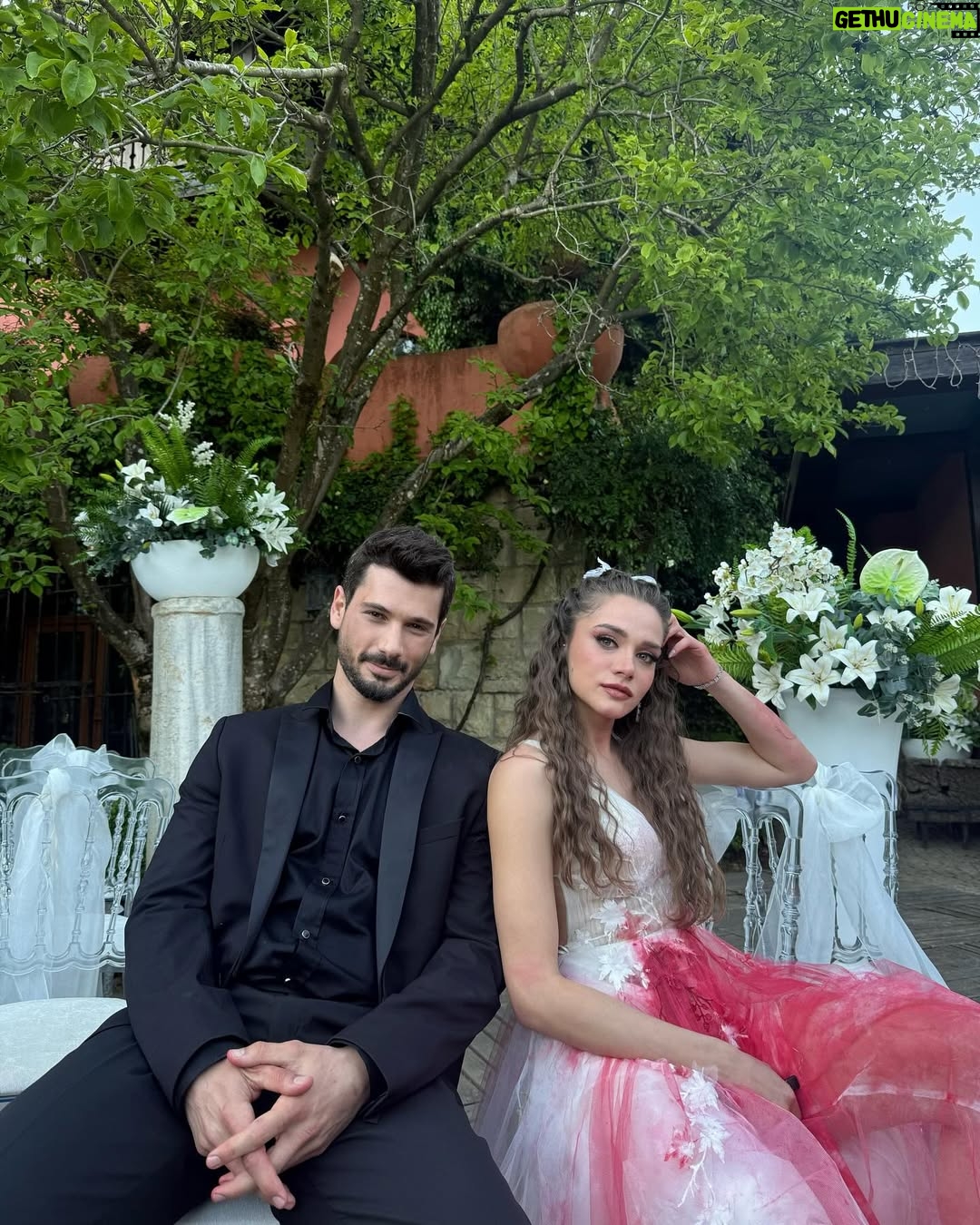 Miray Daner - 443.2K Likes - Zeynep Leto’ya ve Hudutsuz Sevda’ya veda zamanı. Bu hikayeyi mümkün kılan tüm yaratıcı ekibe, bu yolculuk boyunca kamera önü ve arkasında birlikte emek verdiğimiz tüm ekip arkadaşlarıma; birlikte geçirdiğimiz zamanlar, kurduğumuz dostluklar ve emekleriniz için çok teşekkür ederim.
Sizleri çok seviyorum 🤍
Ve son olarak, iki sezon boyunca bizi yalnız bırakmayan, varlığını her daim hissettiren izleyicilerimize sonsuz sevgi ve teşekkürlerimle ✨