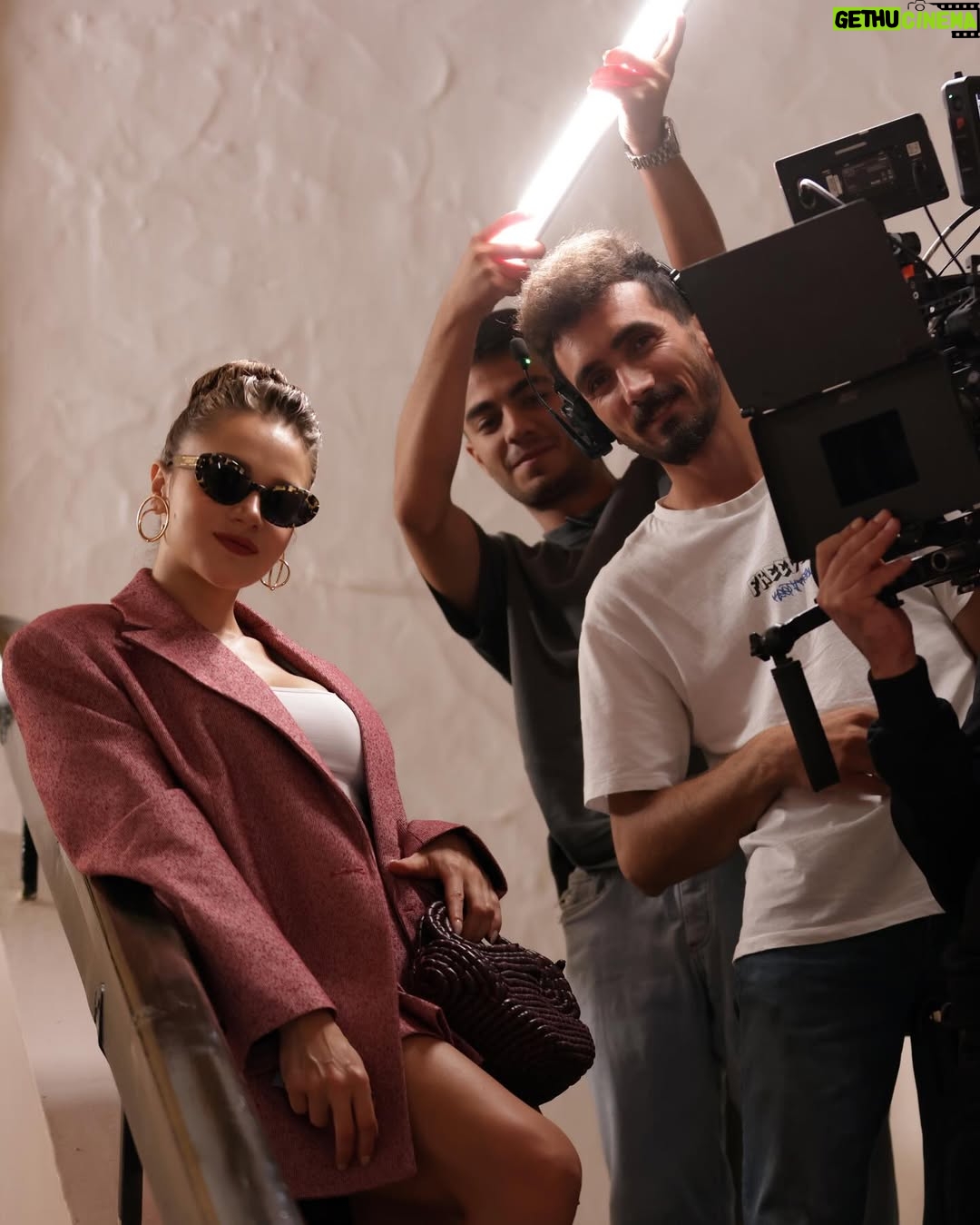 Miray Daner - 443.2K Likes - Zeynep Leto’ya ve Hudutsuz Sevda’ya veda zamanı. Bu hikayeyi mümkün kılan tüm yaratıcı ekibe, bu yolculuk boyunca kamera önü ve arkasında birlikte emek verdiğimiz tüm ekip arkadaşlarıma; birlikte geçirdiğimiz zamanlar, kurduğumuz dostluklar ve emekleriniz için çok teşekkür ederim.
Sizleri çok seviyorum 🤍
Ve son olarak, iki sezon boyunca bizi yalnız bırakmayan, varlığını her daim hissettiren izleyicilerimize sonsuz sevgi ve teşekkürlerimle ✨