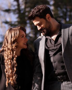 Miray Daner Instagram - Zeynep Leto’ya ve Hudutsuz Sevda’ya veda zamanı. Bu hikayeyi mümkün kılan tüm yaratıcı ekibe, bu yolculuk boyunca kamera önü ve arkasında birlikte emek verdiğimiz tüm ekip arkadaşlarıma; birlikte geçirdiğimiz zamanlar, kurduğumuz dostluklar ve emekleriniz için çok teşekkür ederim.
Sizleri çok seviyorum 🤍
Ve son olarak, iki sezon boyunca bizi yalnız bırakmayan, varlığını her daim hissettiren izleyicilerimize sonsuz sevgi ve teşekkürlerimle ✨