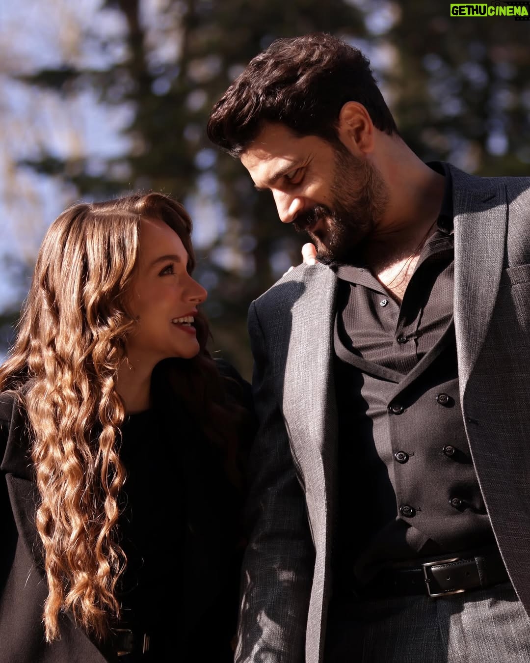 Miray Daner - 443.2K Likes - Zeynep Leto’ya ve Hudutsuz Sevda’ya veda zamanı. Bu hikayeyi mümkün kılan tüm yaratıcı ekibe, bu yolculuk boyunca kamera önü ve arkasında birlikte emek verdiğimiz tüm ekip arkadaşlarıma; birlikte geçirdiğimiz zamanlar, kurduğumuz dostluklar ve emekleriniz için çok teşekkür ederim.
Sizleri çok seviyorum 🤍
Ve son olarak, iki sezon boyunca bizi yalnız bırakmayan, varlığını her daim hissettiren izleyicilerimize sonsuz sevgi ve teşekkürlerimle ✨