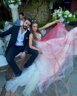 Miray Daner Instagram - Zeynep Leto’ya ve Hudutsuz Sevda’ya veda zamanı. Bu hikayeyi mümkün kılan tüm yaratıcı ekibe, bu yolculuk boyunca kamera önü ve arkasında birlikte emek verdiğimiz tüm ekip arkadaşlarıma; birlikte geçirdiğimiz zamanlar, kurduğumuz dostluklar ve emekleriniz için çok teşekkür ederim.
Sizleri çok seviyorum 🤍
Ve son olarak, iki sezon boyunca bizi yalnız bırakmayan, varlığını her daim hissettiren izleyicilerimize sonsuz sevgi ve teşekkürlerimle ✨