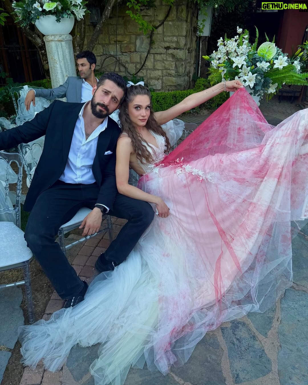 Miray Daner - 443.2K Likes - Zeynep Leto’ya ve Hudutsuz Sevda’ya veda zamanı. Bu hikayeyi mümkün kılan tüm yaratıcı ekibe, bu yolculuk boyunca kamera önü ve arkasında birlikte emek verdiğimiz tüm ekip arkadaşlarıma; birlikte geçirdiğimiz zamanlar, kurduğumuz dostluklar ve emekleriniz için çok teşekkür ederim.
Sizleri çok seviyorum 🤍
Ve son olarak, iki sezon boyunca bizi yalnız bırakmayan, varlığını her daim hissettiren izleyicilerimize sonsuz sevgi ve teşekkürlerimle ✨