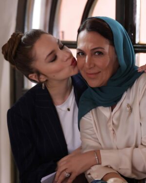 Miray Daner Instagram - Zeynep Leto’ya ve Hudutsuz Sevda’ya veda zamanı. Bu hikayeyi mümkün kılan tüm yaratıcı ekibe, bu yolculuk boyunca kamera önü ve arkasında birlikte emek verdiğimiz tüm ekip arkadaşlarıma; birlikte geçirdiğimiz zamanlar, kurduğumuz dostluklar ve emekleriniz için çok teşekkür ederim.
Sizleri çok seviyorum 🤍
Ve son olarak, iki sezon boyunca bizi yalnız bırakmayan, varlığını her daim hissettiren izleyicilerimize sonsuz sevgi ve teşekkürlerimle ✨
