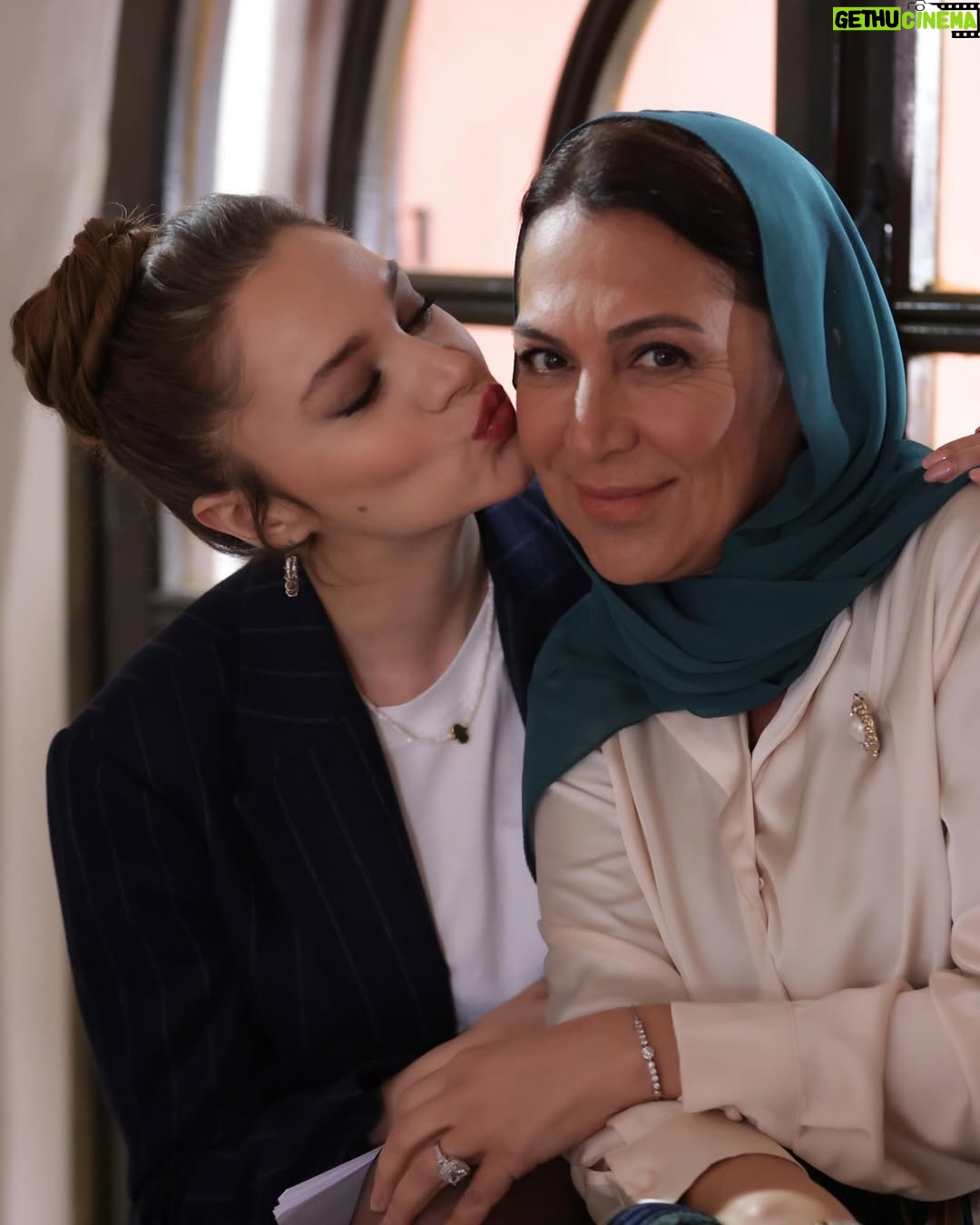 Miray Daner - 443.2K Likes - Zeynep Leto’ya ve Hudutsuz Sevda’ya veda zamanı. Bu hikayeyi mümkün kılan tüm yaratıcı ekibe, bu yolculuk boyunca kamera önü ve arkasında birlikte emek verdiğimiz tüm ekip arkadaşlarıma; birlikte geçirdiğimiz zamanlar, kurduğumuz dostluklar ve emekleriniz için çok teşekkür ederim.
Sizleri çok seviyorum 🤍
Ve son olarak, iki sezon boyunca bizi yalnız bırakmayan, varlığını her daim hissettiren izleyicilerimize sonsuz sevgi ve teşekkürlerimle ✨