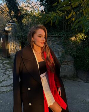 Miray Daner Instagram - Zeynep Leto’ya ve Hudutsuz Sevda’ya veda zamanı. Bu hikayeyi mümkün kılan tüm yaratıcı ekibe, bu yolculuk boyunca kamera önü ve arkasında birlikte emek verdiğimiz tüm ekip arkadaşlarıma; birlikte geçirdiğimiz zamanlar, kurduğumuz dostluklar ve emekleriniz için çok teşekkür ederim.
Sizleri çok seviyorum 🤍
Ve son olarak, iki sezon boyunca bizi yalnız bırakmayan, varlığını her daim hissettiren izleyicilerimize sonsuz sevgi ve teşekkürlerimle ✨