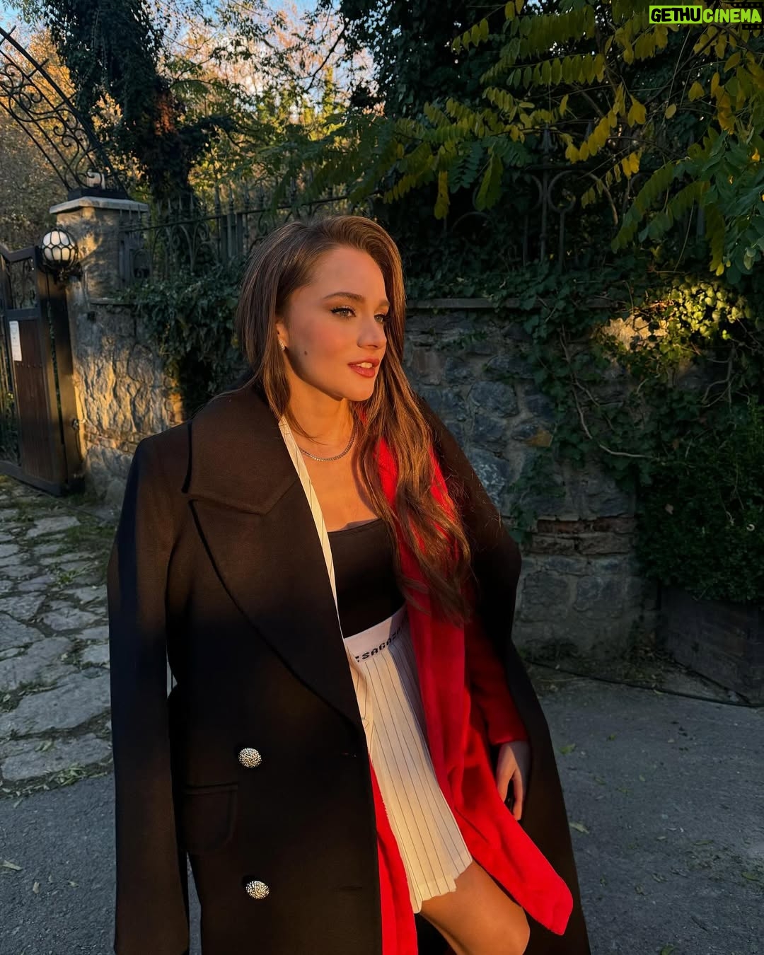 Miray Daner - 443.2K Likes - Zeynep Leto’ya ve Hudutsuz Sevda’ya veda zamanı. Bu hikayeyi mümkün kılan tüm yaratıcı ekibe, bu yolculuk boyunca kamera önü ve arkasında birlikte emek verdiğimiz tüm ekip arkadaşlarıma; birlikte geçirdiğimiz zamanlar, kurduğumuz dostluklar ve emekleriniz için çok teşekkür ederim.
Sizleri çok seviyorum 🤍
Ve son olarak, iki sezon boyunca bizi yalnız bırakmayan, varlığını her daim hissettiren izleyicilerimize sonsuz sevgi ve teşekkürlerimle ✨