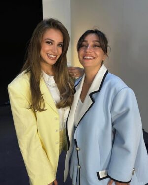 Miray Daner Instagram - Zeynep Leto’ya ve Hudutsuz Sevda’ya veda zamanı. Bu hikayeyi mümkün kılan tüm yaratıcı ekibe, bu yolculuk boyunca kamera önü ve arkasında birlikte emek verdiğimiz tüm ekip arkadaşlarıma; birlikte geçirdiğimiz zamanlar, kurduğumuz dostluklar ve emekleriniz için çok teşekkür ederim.
Sizleri çok seviyorum 🤍
Ve son olarak, iki sezon boyunca bizi yalnız bırakmayan, varlığını her daim hissettiren izleyicilerimize sonsuz sevgi ve teşekkürlerimle ✨