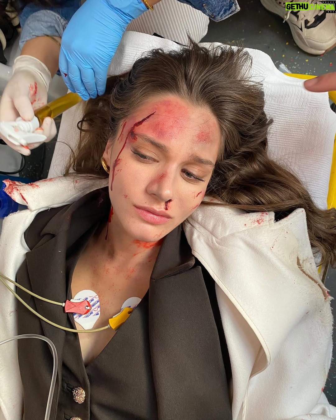 Miray Daner - 443.2K Likes - Zeynep Leto’ya ve Hudutsuz Sevda’ya veda zamanı. Bu hikayeyi mümkün kılan tüm yaratıcı ekibe, bu yolculuk boyunca kamera önü ve arkasında birlikte emek verdiğimiz tüm ekip arkadaşlarıma; birlikte geçirdiğimiz zamanlar, kurduğumuz dostluklar ve emekleriniz için çok teşekkür ederim.
Sizleri çok seviyorum 🤍
Ve son olarak, iki sezon boyunca bizi yalnız bırakmayan, varlığını her daim hissettiren izleyicilerimize sonsuz sevgi ve teşekkürlerimle ✨