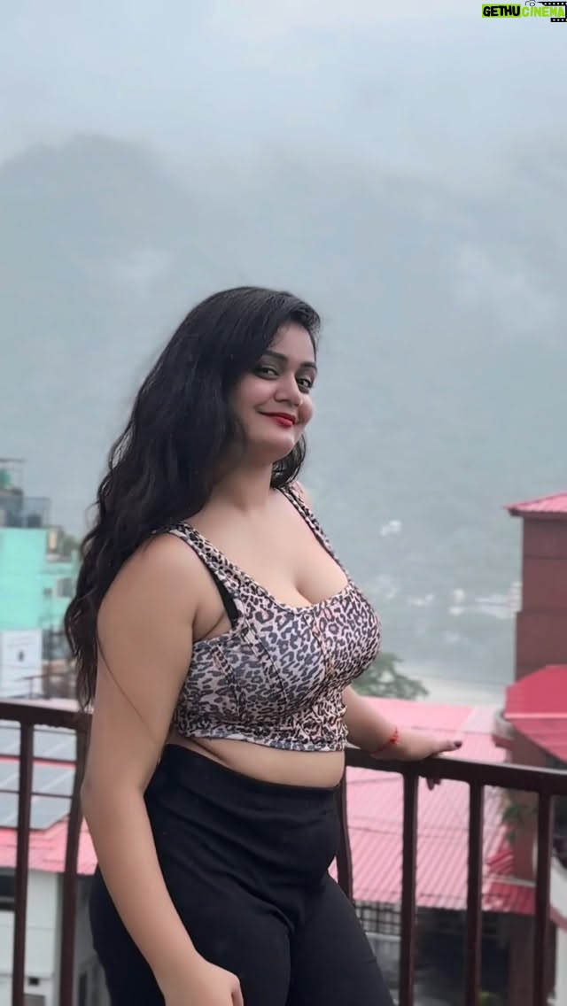 Miss Pinky - 30.9K Likes - Konsi jgh hai ye👀🌚

:
#reelitfeelit #explorepage✨ #fypシ