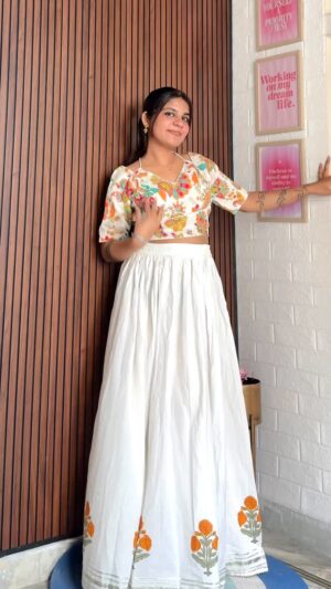 Miss Taanii Instagram - So affordable 🫶🏻Comment”navratri” for Links 🤍✨
NAVRATRI SKIRT BLOUSES /LEHENGA CHOLI FROM FLIPKART 
.
.
Tags:- cotton skirts affordable lehenga choli flipkart haul fits outfits try on 
#navratrioutfit #lehengacholis #flipkartfashion