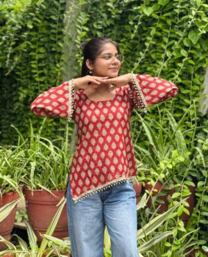 Miss Taanii Instagram - Maroon Floral print cotton backless short kurti ♥️
Comment "kurti" for Links 🔗 
Available sizes XS , S , M , L 
Dm to buy or check link in bio ✨
#shortkurti #meeshokurti