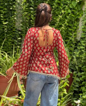 Miss Taanii Instagram - Maroon Floral print cotton backless short kurti ♥️
Comment "kurti" for Links 🔗 
Available sizes XS , S , M , L 
Dm to buy or check link in bio ✨
#shortkurti #meeshokurti