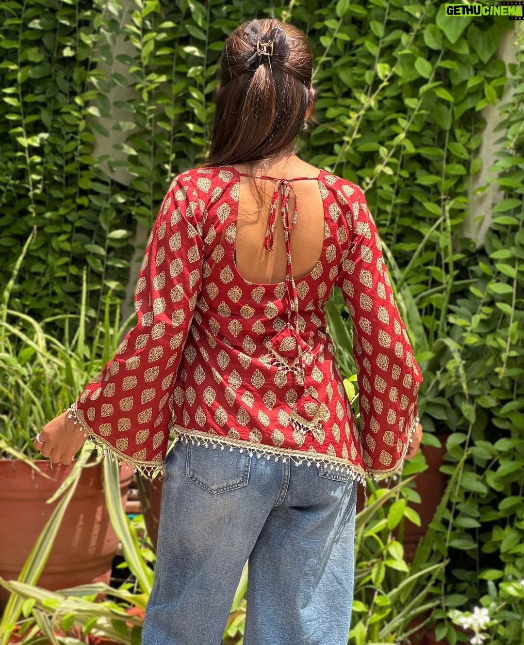 Miss Taanii - 2.2K Likes - Maroon Floral print cotton backless short kurti ♥️
Comment "kurti" for Links 🔗 
Available sizes XS , S , M , L 
Dm to buy or check link in bio ✨
#shortkurti #meeshokurti