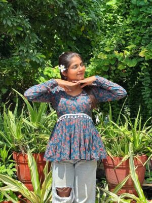 Miss Taanii Instagram - Women PADDED ✨cotton Full Sleeves Flared Short Kurti with Unique back design 💙
Comment for the Links 
.
.
College outfits short kurtis festive kurtis kurti with jeans meesho kurti haul review try on affordable