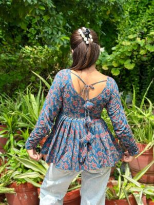 Miss Taanii Instagram - Women PADDED ✨cotton Full Sleeves Flared Short Kurti with Unique back design 💙
Comment for the Links 
.
.
College outfits short kurtis festive kurtis kurti with jeans meesho kurti haul review try on affordable