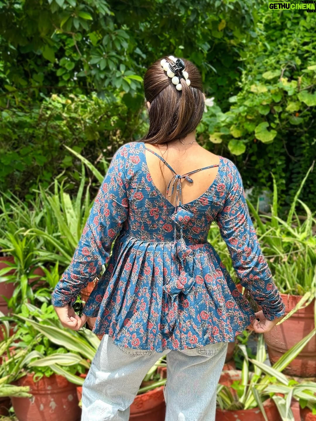 Miss Taanii - 1.3K Likes - Women PADDED ✨cotton Full Sleeves Flared Short Kurti with Unique back design 💙
Comment for the Links 
.
.
College outfits short kurtis festive kurtis kurti with jeans meesho kurti haul review try on affordable