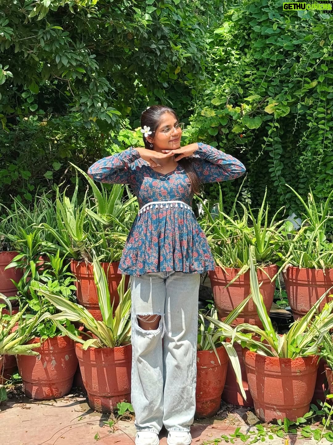 Miss Taanii - 1.3K Likes - Women PADDED ✨cotton Full Sleeves Flared Short Kurti with Unique back design 💙
Comment for the Links 
.
.
College outfits short kurtis festive kurtis kurti with jeans meesho kurti haul review try on affordable