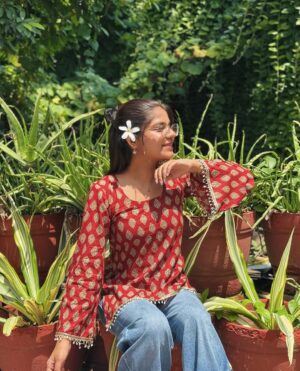 Miss Taanii Instagram - Maroon Floral print cotton backless short kurti ♥️
Comment "kurti" for Links 🔗 
Available sizes XS , S , M , L 
Dm to buy or check link in bio ✨
#shortkurti #meeshokurti