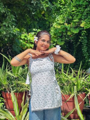 Miss Taanii Instagram - Women White Cotton Short Kurti with Latkan and Lace Designing plus matching Scrunchie 🤍✨
Comment”kurti” for Links ❣️🤍
.
.
Meesho short kurti sleeveless kurti college fit
#fyp #explorepage✨