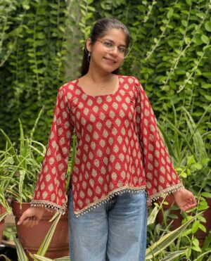 Miss Taanii Instagram - Maroon Floral print cotton backless short kurti ♥️
Comment "kurti" for Links 🔗 
Available sizes XS , S , M , L 
Dm to buy or check link in bio ✨
#shortkurti #meeshokurti