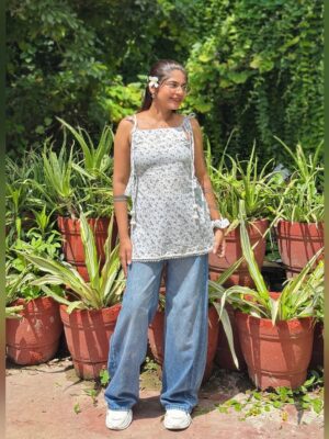 Miss Taanii Instagram - Women White Cotton Short Kurti with Latkan and Lace Designing plus matching Scrunchie 🤍✨
Comment”kurti” for Links ❣️🤍
.
.
Meesho short kurti sleeveless kurti college fit
#fyp #explorepage✨