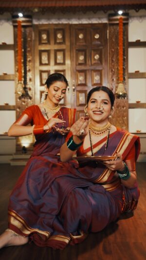 Mitali Mayekar Instagram - ही सेवा घडवून घेण्यात तुझाच हात आहे. ही सेवा सादर करताना ही तुझीच साथ आहे!
थोर गं तुझे उपकार गं माये.. की तुझा आशीर्वाद आमच्या पाठीशी आहे!
आता सोड सारं बरं, पळभर जरा श्वास घ्याया ये..
माझी लाडाची बाय गं, आता गोंधळाला ये! 🙏🏻
Featuring- @mitalimayekar @juilee.sangeet
Directed & Choreographed by- @sayaliphanse.kathak
Shot and edited by- @directorrenny
Hair & Make up by- @seemaaofficial
@tseriesofficialregional @thedoorbell.in
Audio -
Singer - Juilee Joglekar
Composer & lyrics - Rohit Raut @rohitshyamraut
Music arranger - Padmanabh Gaikwad @padmanabh.official_
Percussion- Pratik kawle @pratiks.kawale , aadesh @aadesh_sonu
Chorus - adinath patkar @adinath.patkar , janardan dhatrak @jd_gayak , surabhi khekle @surabhikhekale , padmanabh gaikwad @padmanabh.official_ , rohit raut @rohitshyamraut , Juilee Joglekar
Recorded, Mix Mastered by - @vinaayakpawwar
Recorded at - @soundideazstudios
#ambabai #gondhal #newsong #original
Aai Aambabai | Gondhal | traditional | Music | New Song | Navratri special | Rohit Raut | Juilee Joglekar | Mitali Mayekar |