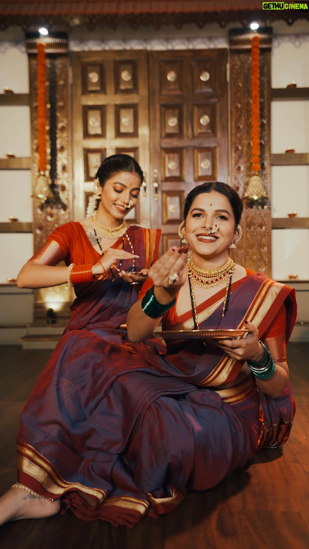 Mitali Mayekar - 72.1K Likes - ही सेवा घडवून घेण्यात तुझाच हात आहे. ही सेवा सादर करताना ही तुझीच साथ आहे!
थोर गं तुझे उपकार गं माये.. की तुझा आशीर्वाद आमच्या पाठीशी आहे! 
आता सोड सारं बरं, पळभर जरा श्वास घ्याया ये..
माझी लाडाची बाय गं, आता गोंधळाला ये! 🙏🏻

Featuring- @mitalimayekar @juilee.sangeet 
Directed & Choreographed by- @sayaliphanse.kathak 
Shot and edited by- @directorrenny 
Hair & Make up by- @seemaaofficial 

@tseriesofficialregional @thedoorbell.in 

Audio - 
Singer - Juilee Joglekar 
Composer & lyrics - Rohit Raut @rohitshyamraut 
 Music arranger - Padmanabh Gaikwad @padmanabh.official_ 
Percussion- Pratik kawle @pratiks.kawale , aadesh @aadesh_sonu 
Chorus - adinath patkar @adinath.patkar , janardan dhatrak @jd_gayak , surabhi khekle @surabhikhekale , padmanabh gaikwad @padmanabh.official_ , rohit raut @rohitshyamraut , Juilee Joglekar 
Recorded, Mix Mastered by - @vinaayakpawwar 
Recorded at - @soundideazstudios 

#ambabai #gondhal #newsong #original 

Aai Aambabai | Gondhal | traditional | Music | New Song | Navratri special | Rohit Raut | Juilee Joglekar | Mitali Mayekar |