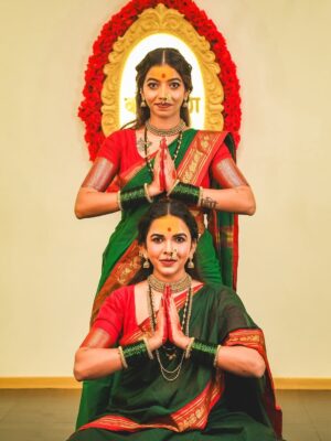 Mitali Mayekar Instagram - आवाहन गे माय..तू लवकर गोंधळाला यावं 🙏🏼🌺✨

“आई अंबाबाई” हा आमचा गोंधळ लवकरच येतोय तुमच्या भेटीला.. 

Jewellery by @foreverdesi_in 
Hair by @latadalvi_ 
Artist Managed by @y_nation_entertainment 
Marketed by @aark_entertainment 

#aaiambabai #gondhal #folk 

Aai Aambabai | Gondhal | traditional | Music | New Song | Navratri special | Rohit Raut | Juilee Joglekar | Mitali Mayekar | Aashish patil