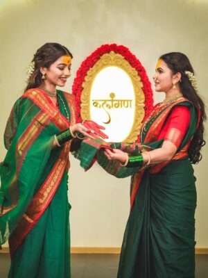 Mitali Mayekar Instagram - आवाहन गे माय..तू लवकर गोंधळाला यावं 🙏🏼🌺✨

“आई अंबाबाई” हा आमचा गोंधळ लवकरच येतोय तुमच्या भेटीला.. 

Jewellery by @foreverdesi_in 
Hair by @latadalvi_ 
Artist Managed by @y_nation_entertainment 
Marketed by @aark_entertainment 

#aaiambabai #gondhal #folk 

Aai Aambabai | Gondhal | traditional | Music | New Song | Navratri special | Rohit Raut | Juilee Joglekar | Mitali Mayekar | Aashish patil