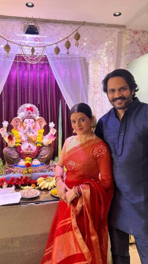 Mitali Nag Instagram - When one form stayed back, another walked into our home, blessing us with his presence.
Truly, we don’t bring Bappa home… Bappa chooses where he wishes to reside. 🙏✨
Ganpati Bappa Morya! ♥️🧿♥️
#mitaalinag #ganpati #khandit #bappa #family #nazar #333