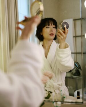 Moeka Hoshi Instagram - “I chose a light and airy look with a bright tone to match a daytime show, with a sense of movement,” @moekappa823 tells us of her look for the @LouisVuitton spring ’26 show in Paris this week. “I imagined the dreamy atmosphere of the Louvre Museum with the sunlight streaming in.”

The Japanese actress and breakout star of FX’s hit drama Shōgun took us along as she got ready to see @nicolasghesquiere’s latest collection for the French fashion house. Before Hoshi took her front row seat alongside the likes of Emma Stone, Zendaya, and Lisa, she invited us to see her look coming together, shared her current playlist, and her must-dos while in Paris for fashion week (enjoying croissants among them).

Head to the link in our bio for the full feature.

photos: @pierre__mouton
stylist: @jasonrembert
hair: @knightjosh
makeup: @allanface