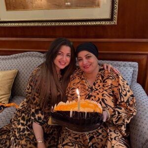 Mona Farouk Instagram - الف سلامه عليكي يا ماما ربنا يقومك بالسلامه ❤️🙏🏻 
دعواتكم ل امي بالشفاء العاجل 🤲🏻