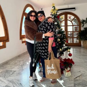 Mona Farouk Instagram - الف سلامه عليكي يا ماما ربنا يقومك بالسلامه ❤️🙏🏻 
دعواتكم ل امي بالشفاء العاجل 🤲🏻