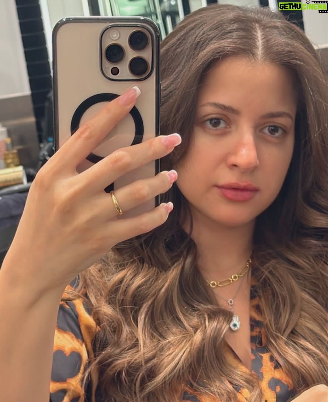 Mona Farouk - 125.3K Likes - Natural photos without filters 😉💍 
Wishing everyone love, laughter, peace, joy and happiness 😍❤️