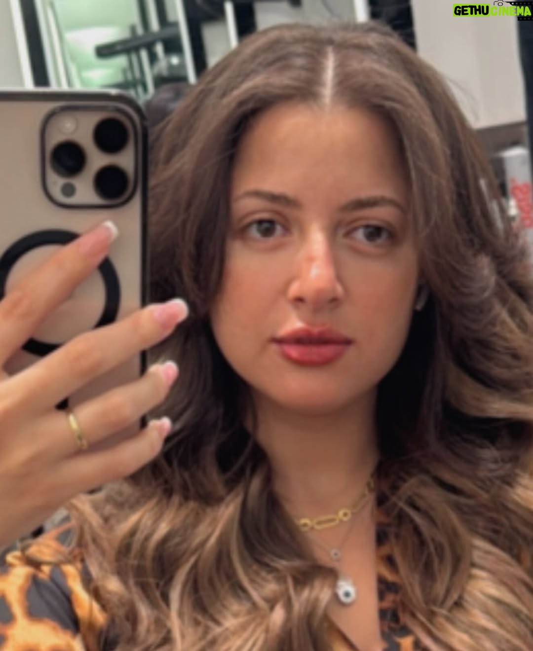 Mona Farouk - 125.3K Likes - Natural photos without filters 😉💍 
Wishing everyone love, laughter, peace, joy and happiness 😍❤️