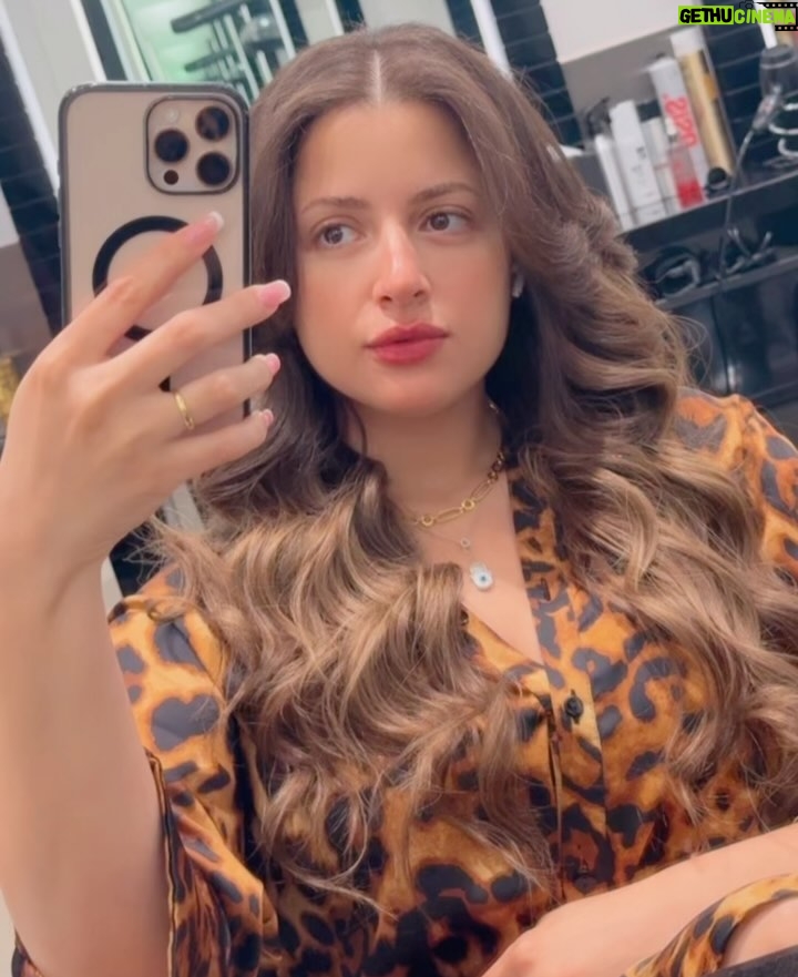 Mona Farouk - 125.3K Likes - Natural photos without filters 😉💍 
Wishing everyone love, laughter, peace, joy and happiness 😍❤️