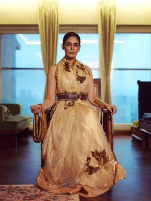 Mona Singh Instagram - Sparkle,Shine,Repeat 👑🦋♥️🎈#baadsofbollywood
Styled by @vadbymonalidhawan
Outfit @jadonofficial
Bag @trovluxe
Ear cuffs @qisbyashmeet
Hmu @mua_vhelikkhasia07 @tanzz__1910_