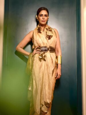 Mona Singh Instagram - Sparkle,Shine,Repeat 👑🦋♥️🎈#baadsofbollywood
Styled by @vadbymonalidhawan
Outfit @jadonofficial
Bag @trovluxe
Ear cuffs @qisbyashmeet
Hmu @mua_vhelikkhasia07 @tanzz__1910_