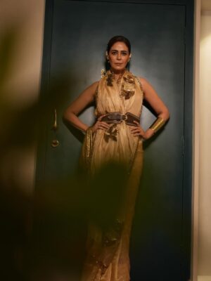 Mona Singh Instagram - Sparkle,Shine,Repeat 👑🦋♥️🎈#baadsofbollywood
Styled by @vadbymonalidhawan
Outfit @jadonofficial
Bag @trovluxe
Ear cuffs @qisbyashmeet
Hmu @mua_vhelikkhasia07 @tanzz__1910_