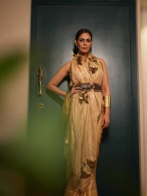 Mona Singh Instagram - Sparkle,Shine,Repeat 👑🦋♥️🎈#baadsofbollywood
Styled by @vadbymonalidhawan
Outfit @jadonofficial
Bag @trovluxe
Ear cuffs @qisbyashmeet
Hmu @mua_vhelikkhasia07 @tanzz__1910_