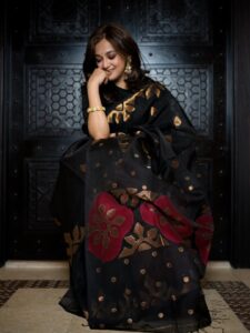 Actress Monali Thakur HD Photos and Wallpapers September 2025