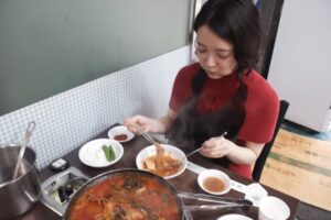 Mone Kamishiraishi Instagram - メンズノンノでの連載が最終回を迎えました。卒業旅行としてみんなで韓国に！思い出すとまだ味がします。まだ美味しい
沢山のお店で、沢山の方にお世話になりました。世界の食を通して暮らしを垣間見たり、翻って日本や自分自身に思いを巡らせたり。豊かな時間でした。たのしかったー！ご馳走様でした！